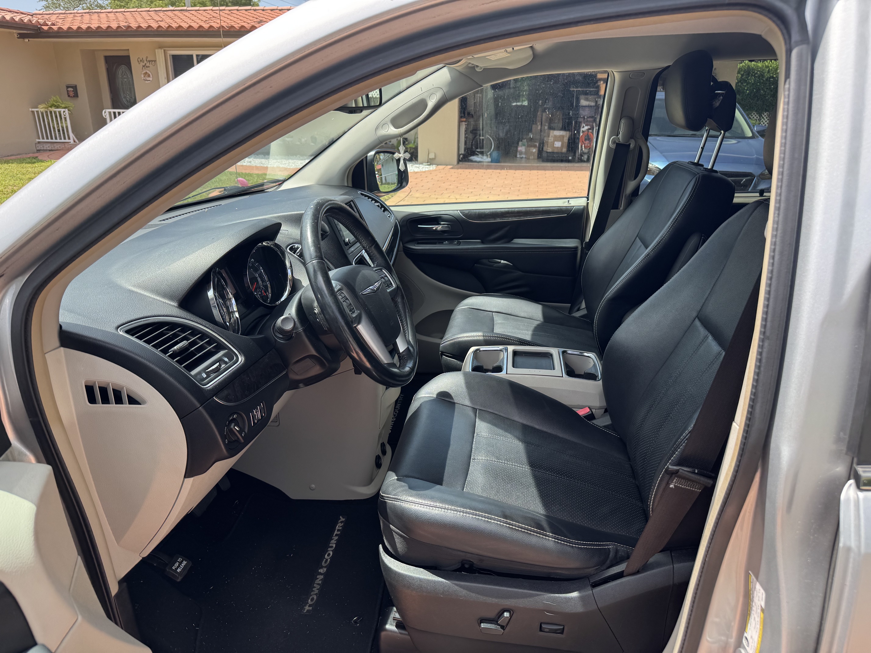 Used 2012 Chrysler Town & Country Touring-L FWD image 2