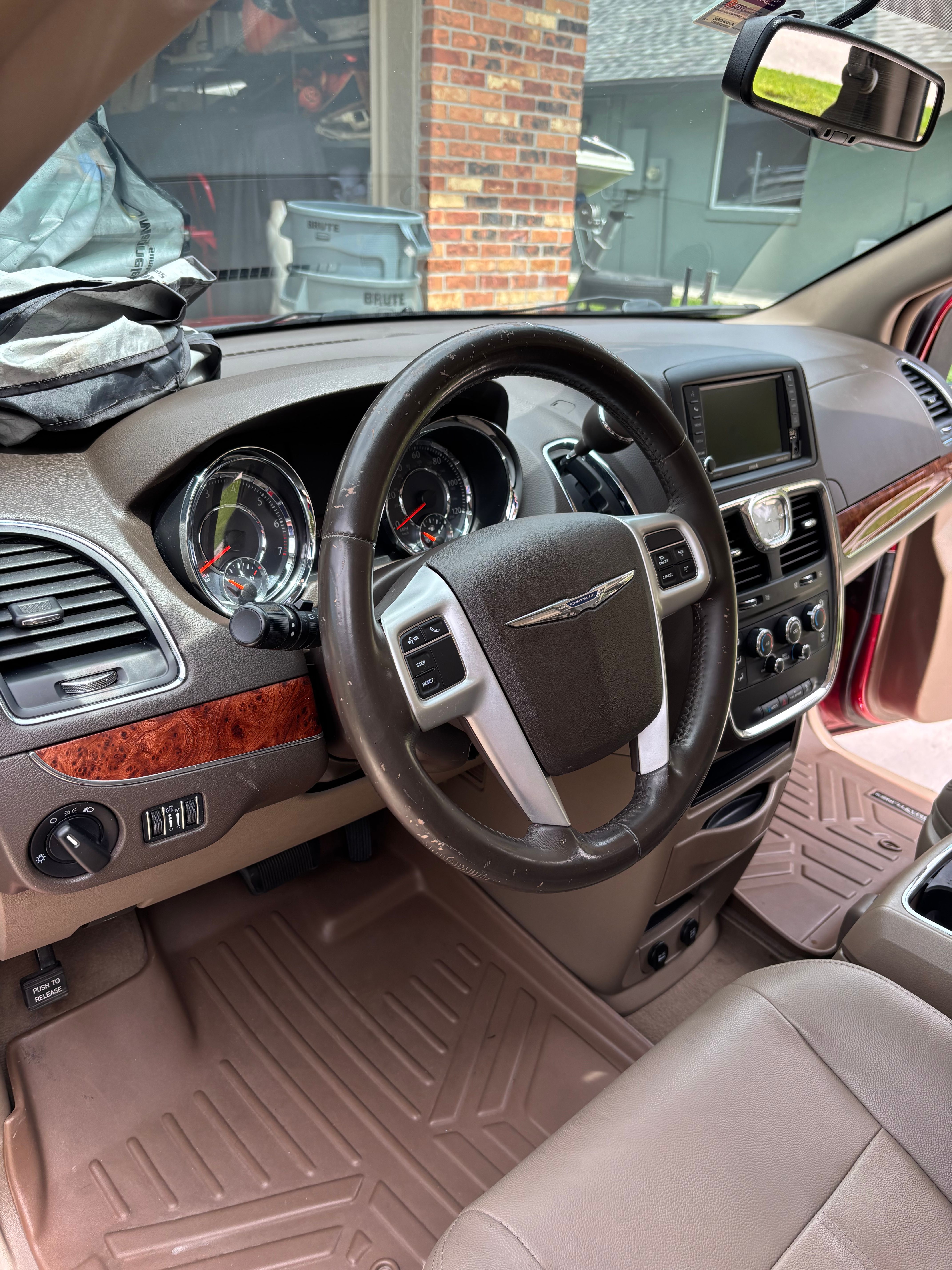 Used 2016 Chrysler Town & Country LX FWD image 8