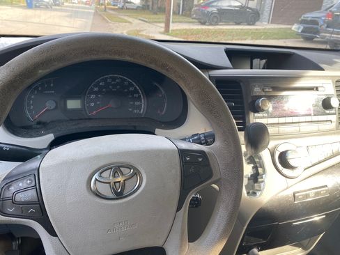 Used 2013 Toyota Sienna LE image 4