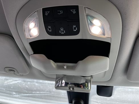 Used 2018 Chrysler Pacifica Touring-L FWD image 15