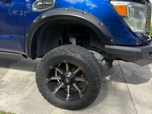 Used 2017 Nissan Titan SL image 5