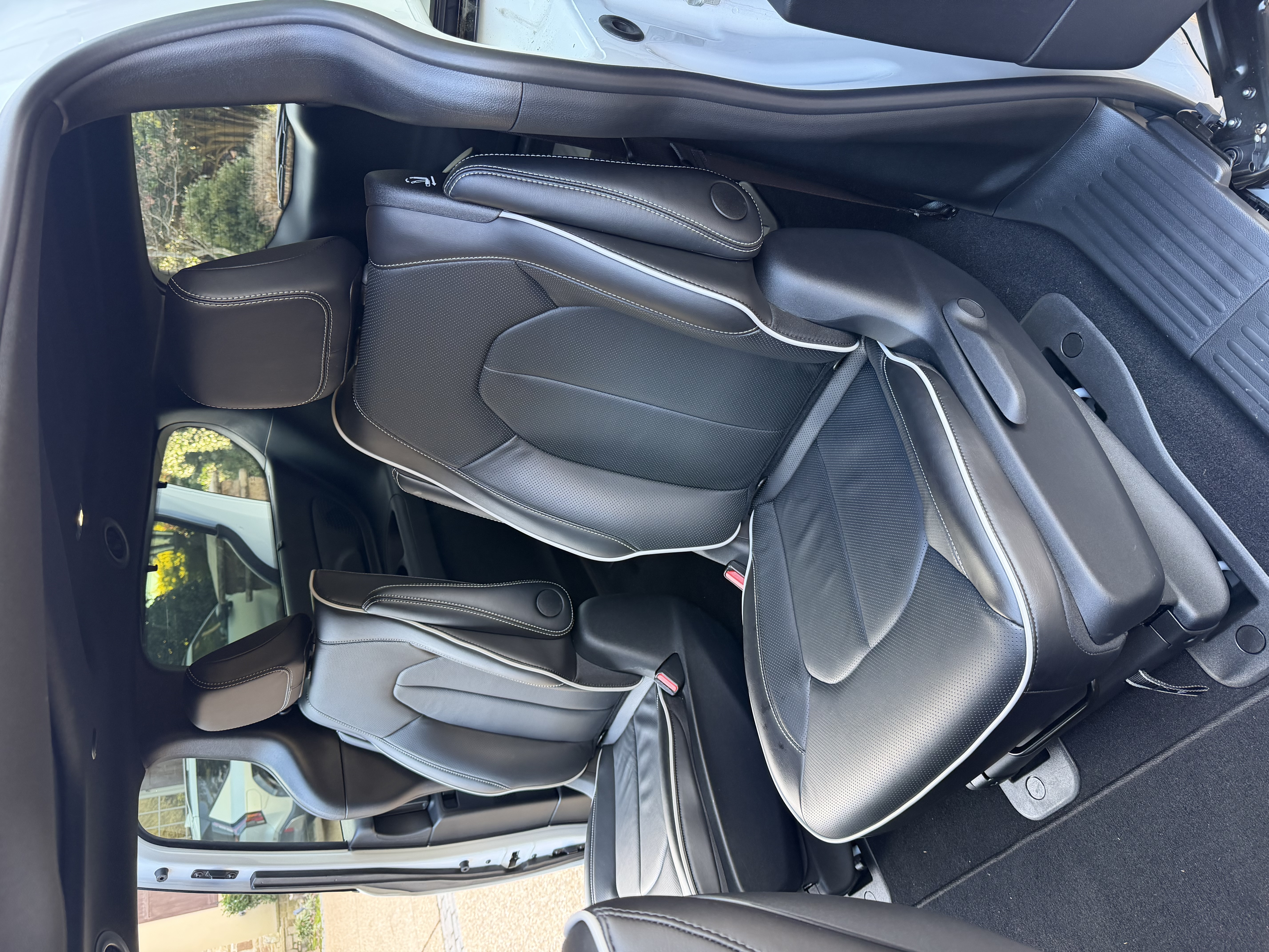 Used 2025 Chrysler Pacifica Premium FWD image 12