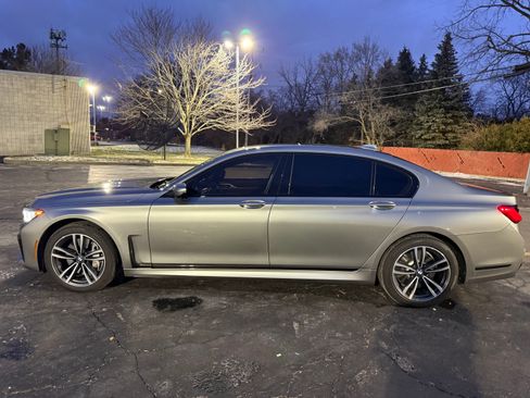 Used 2021 BMW 750i xDrive w/ Executive Package image 2