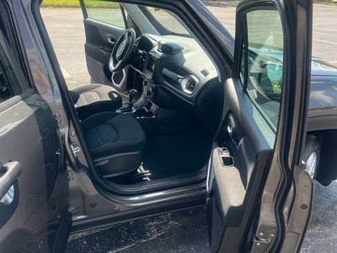 Used 2019 Jeep Renegade Latitude FWD image 11