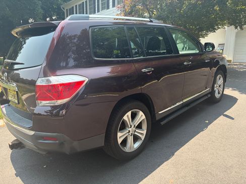 Used 2012 Toyota Highlander Limited w/ Tow Pkg AWD/4WD image 4