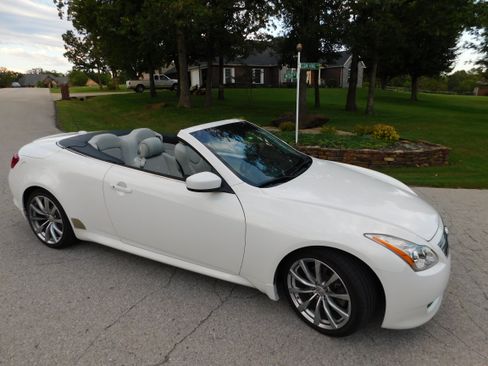 Used 2010 INFINITI G37 Convertible w/ Premium Pkg RWD image 2