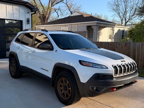 Used 2018 Jeep Cherokee Trailhawk w/ Quick Order Package 27L image 2