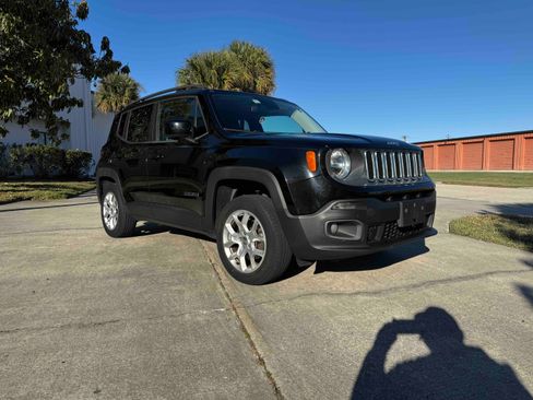 Used 2016 Jeep Renegade Latitude w/ Popular Equipment Group image 5