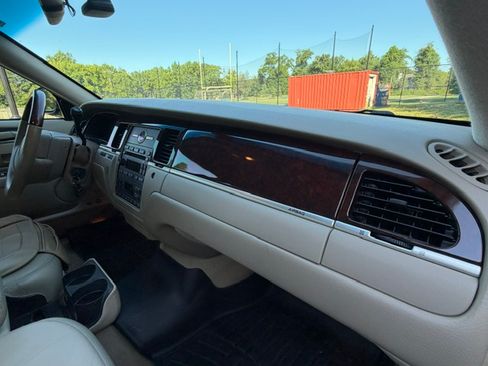 Used 2006 Lincoln Town Car Signature L RWD image 15