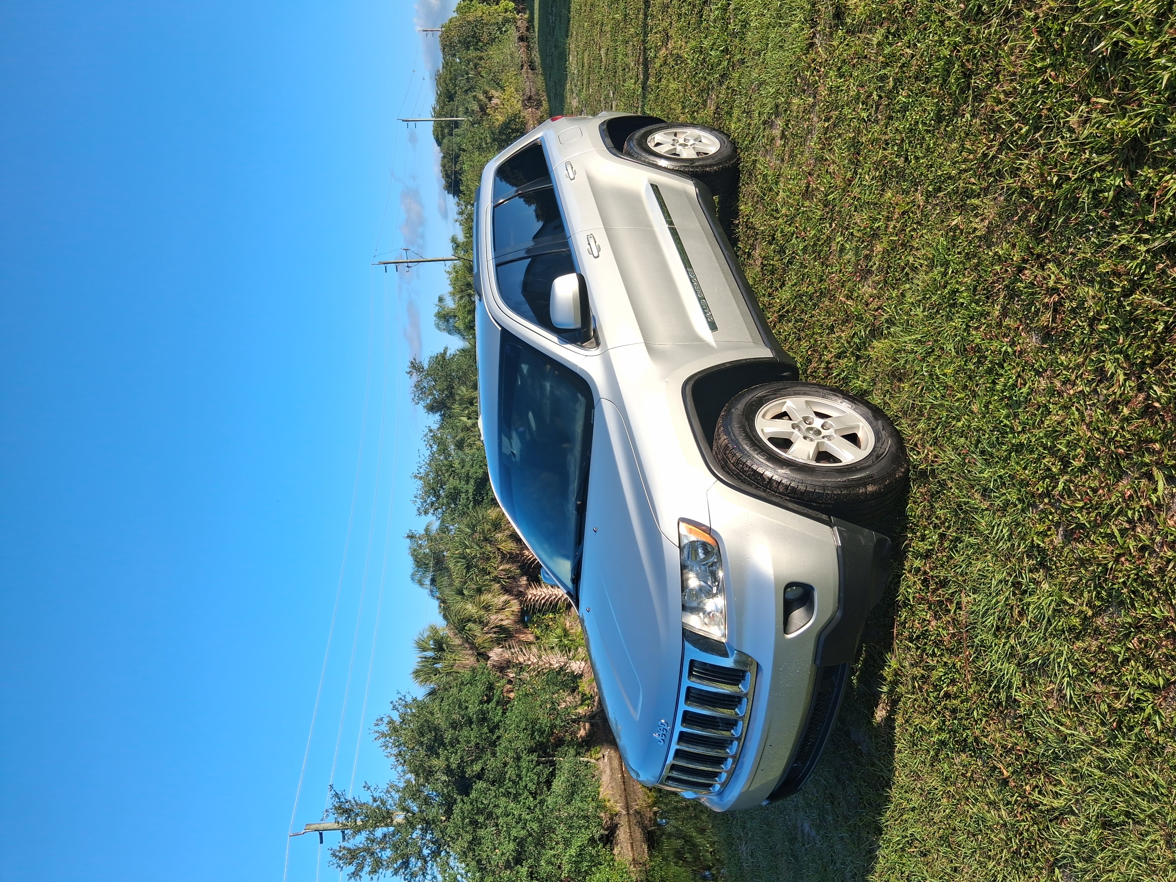 Used 2011 Jeep Grand Cherokee Laredo w/ Security & Convenience Group AWD/4WD image 1