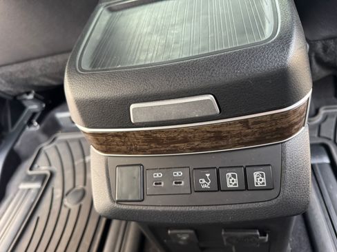 Used 2025 Toyota Sienna Platinum AWD/4WD image 15