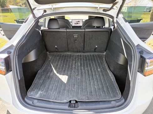 Used 2022 Tesla Model Y Long Range image 14