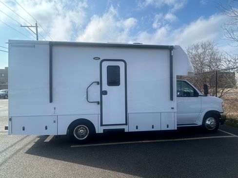 Used 2024 Ford E-450 and Econoline 450 Super Duty w/ Motorhome Prep Package image 5