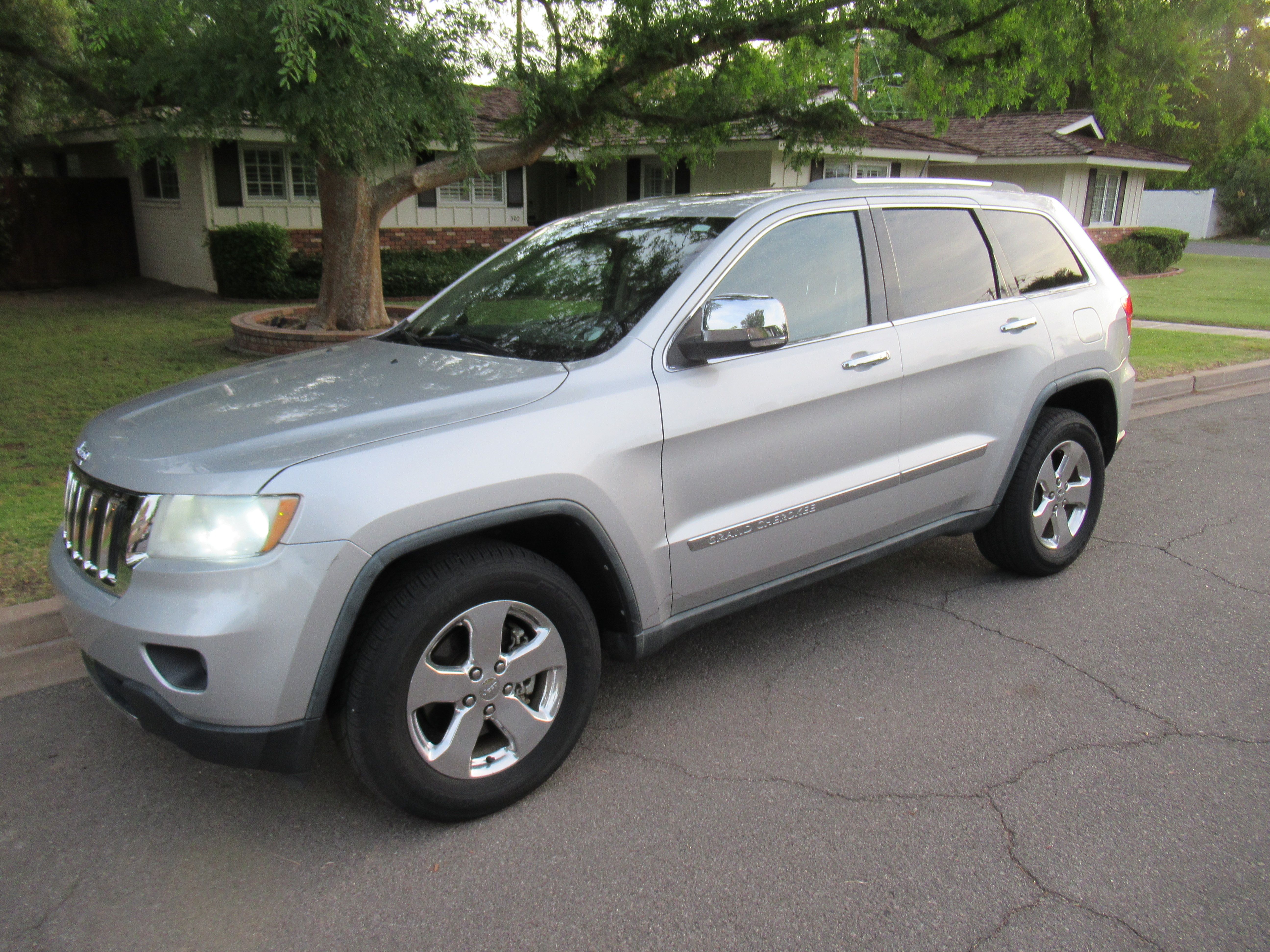 Used 2011 Jeep Grand Cherokee Limited AWD/4WD image 1