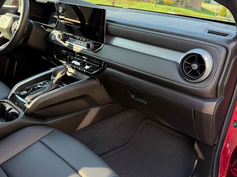 Used 2024 Chevrolet Colorado LT w/ LT Convenience Package III image 11