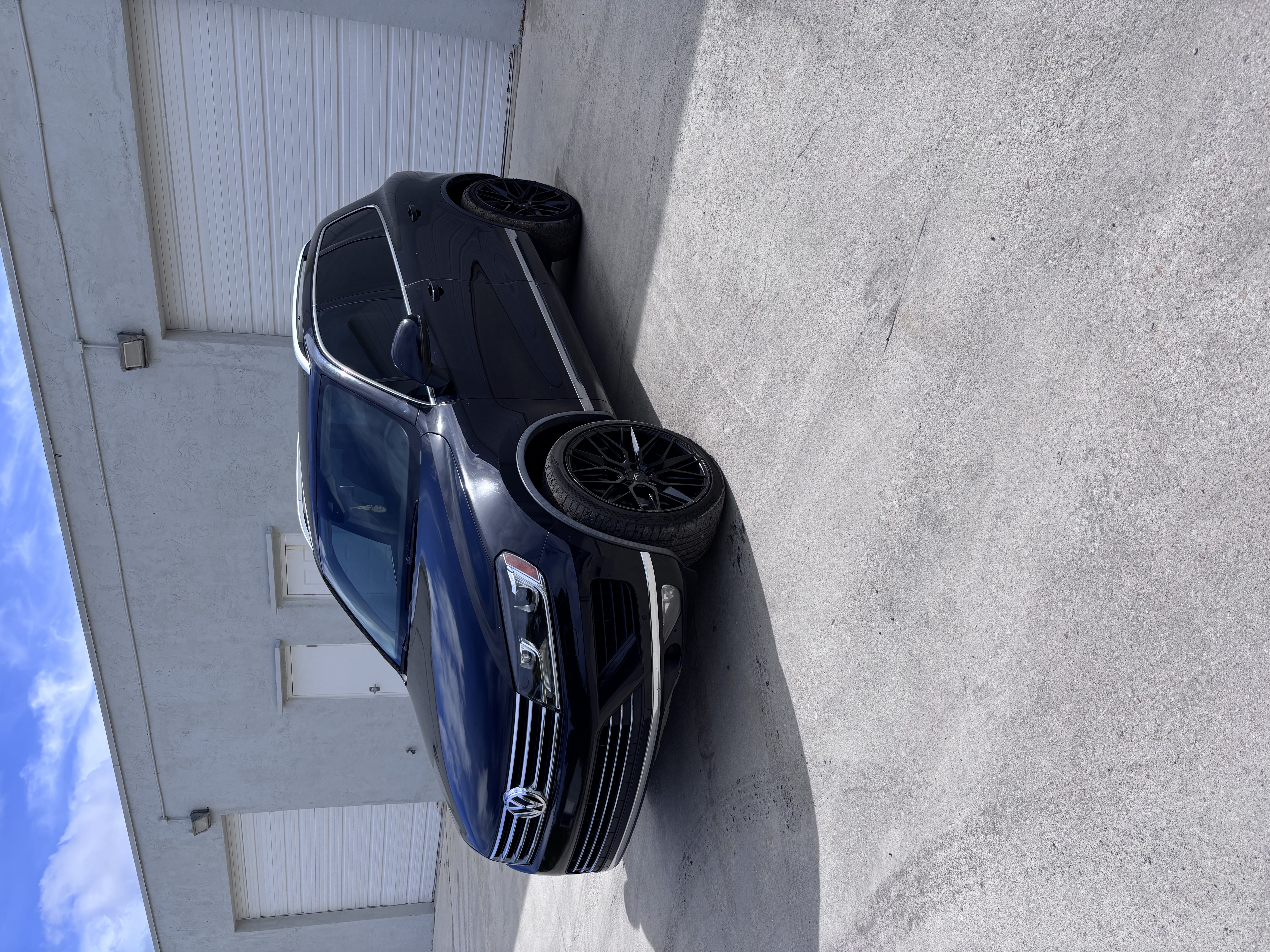 Used 2016 Volkswagen Touareg Sport AWD/4WD image 1