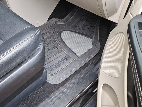 Used 2016 Chrysler Town & Country Touring image 9