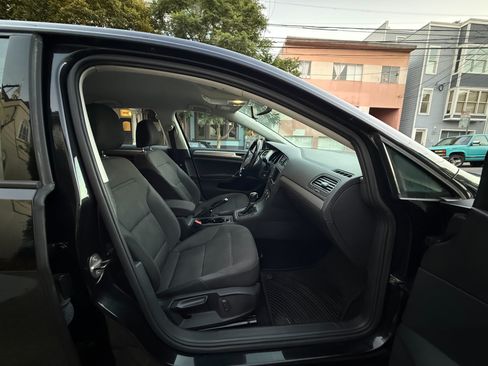 Used 2016 Volkswagen Golf S image 28