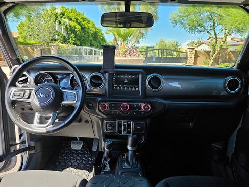 Used 2019 Jeep Wrangler Unlimited Sahara image 13
