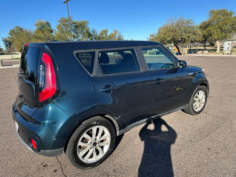 Used 2018 Kia Soul + image 2