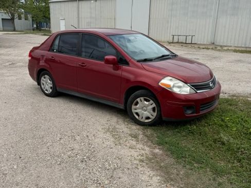 Used 2011 Nissan Versa 1.8 S FWD image 2