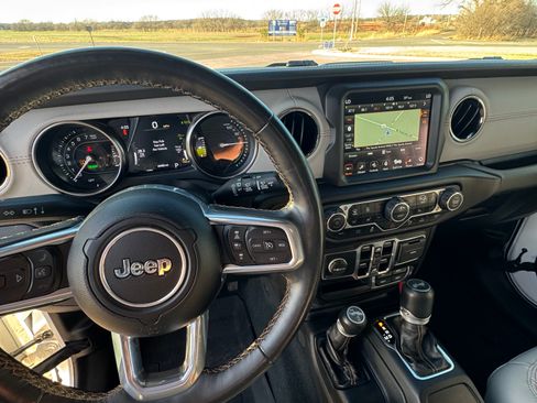 Used 2022 Jeep Wrangler Unlimited Sahara image 15