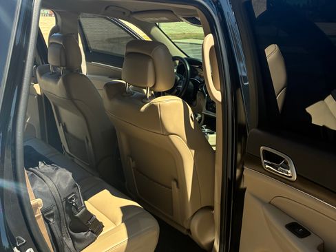 Used 2017 Jeep Grand Cherokee Limited AWD/4WD image 10