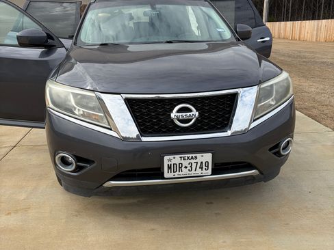 Used 2014 Nissan Pathfinder SV image 1