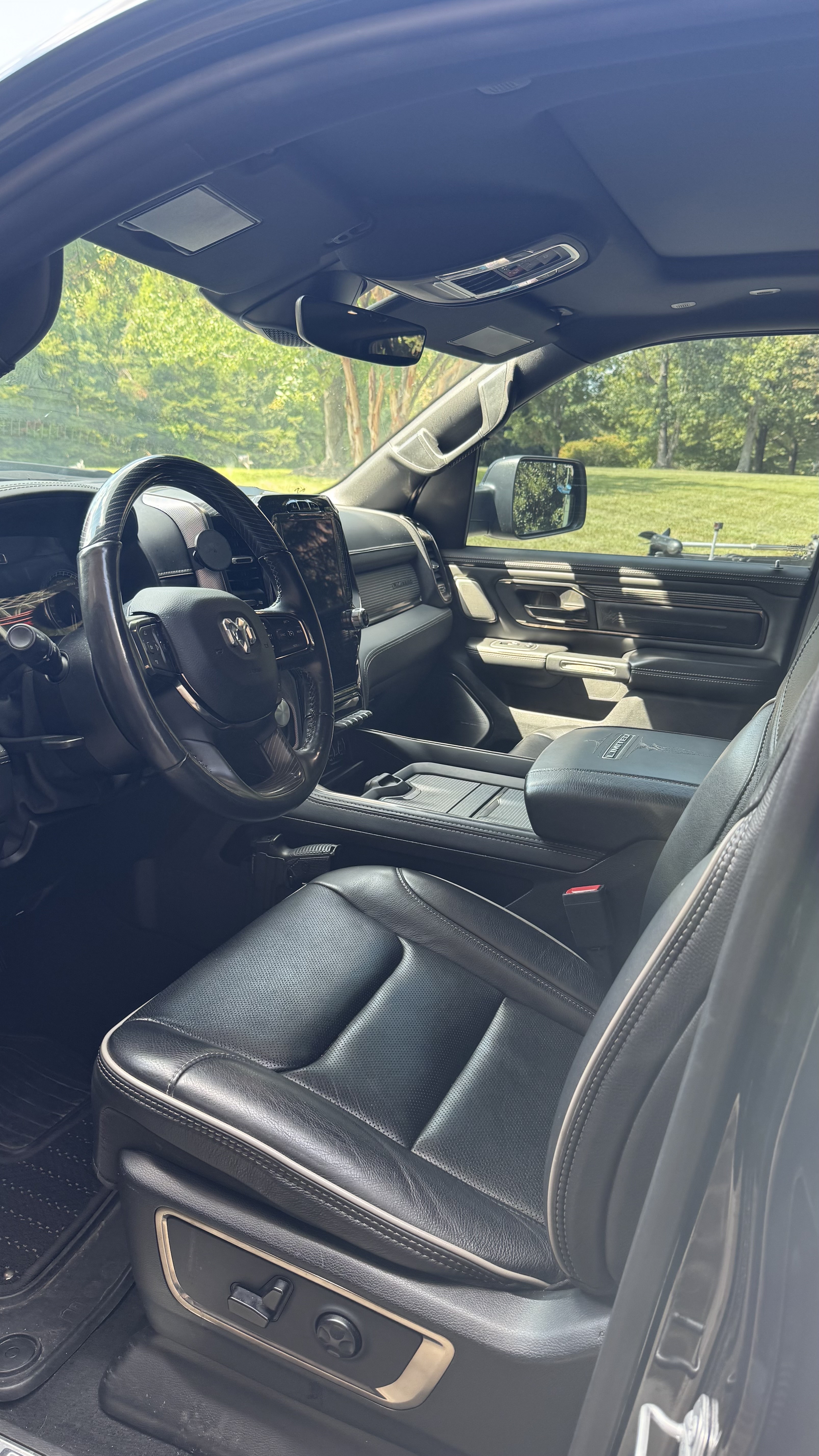Used 2020 RAM 1500 Limited w/ Black Appearance Package AWD/4WD image 12