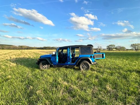 Used 2025 Jeep Wrangler Unlimited Sport image 11