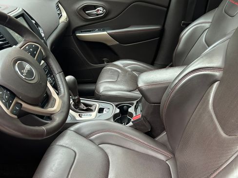 Used 2018 Jeep Cherokee Trailhawk w/ Quick Order Package 27L image 11