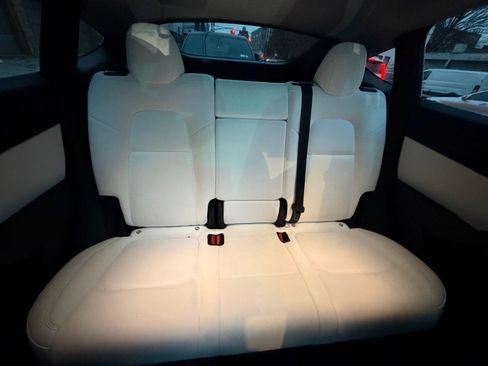 Used 2021 Tesla Model Y Long Range image 17