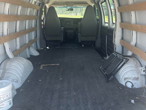 Used 2017 GMC Savana 2500 RWD image 9