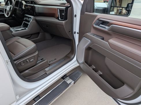 Used 2025 GMC Sierra 2500 Denali image 17