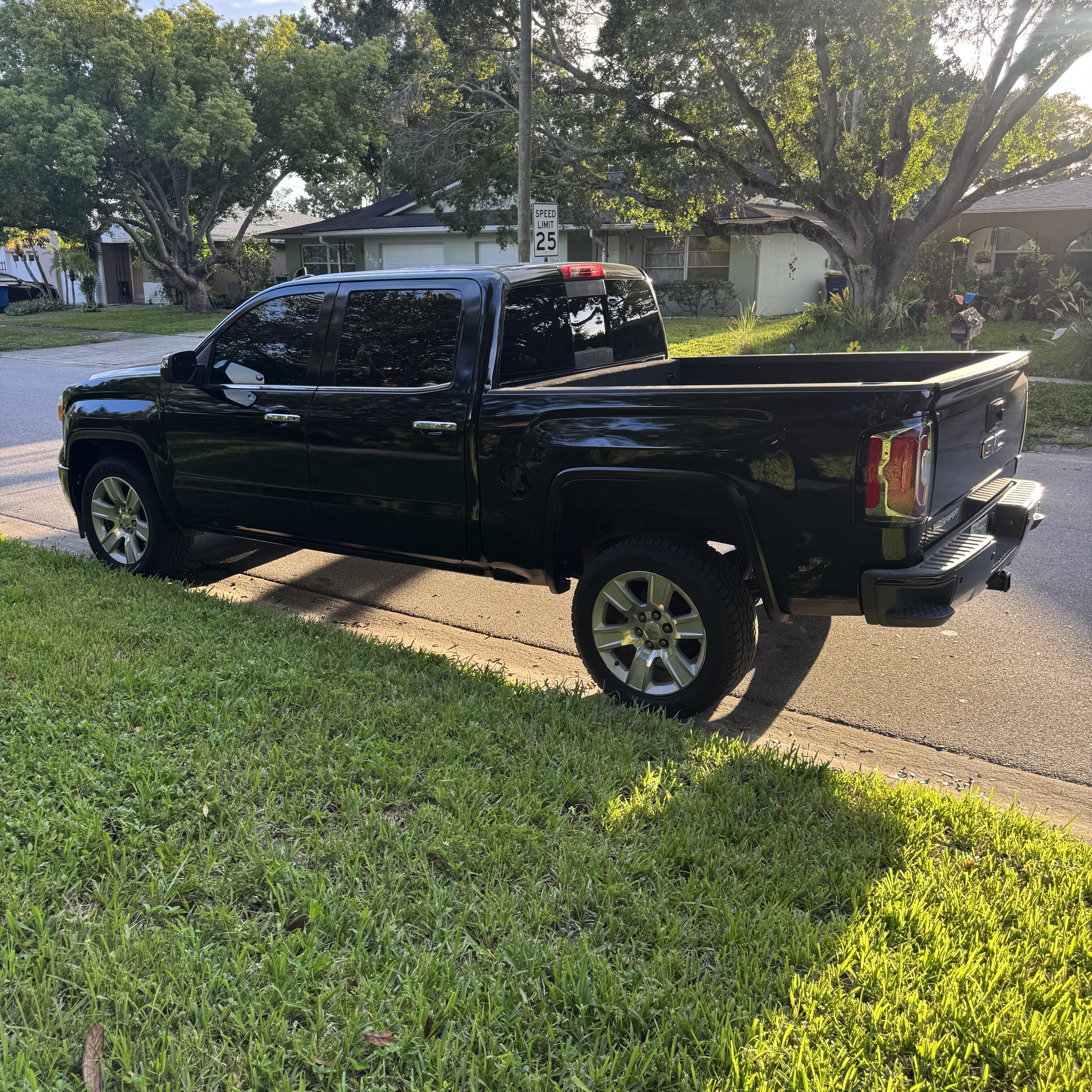 Used 2015 GMC Sierra 1500 Denali w/ Driver Alert Package AWD/4WD image 10