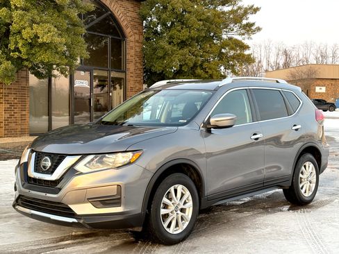 Used 2018 Nissan Rogue SV image 1