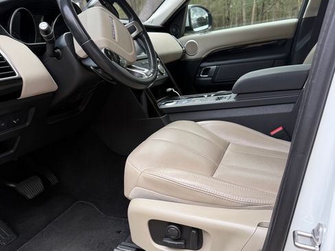 Used 2019 Land Rover Discovery SE image 4