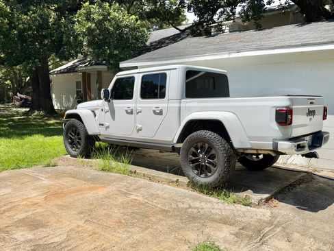 Used 2023 Jeep Gladiator Overland AWD/4WD image 5