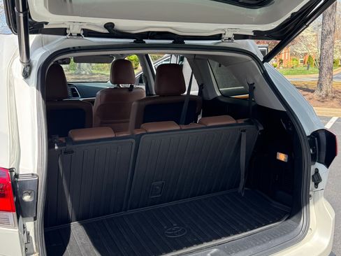 Used 2018 Toyota Highlander Limited image 27