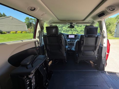 Used 2024 Chrysler Pacifica Touring-L w/ Uconnect Theater Family Group FWD image 9