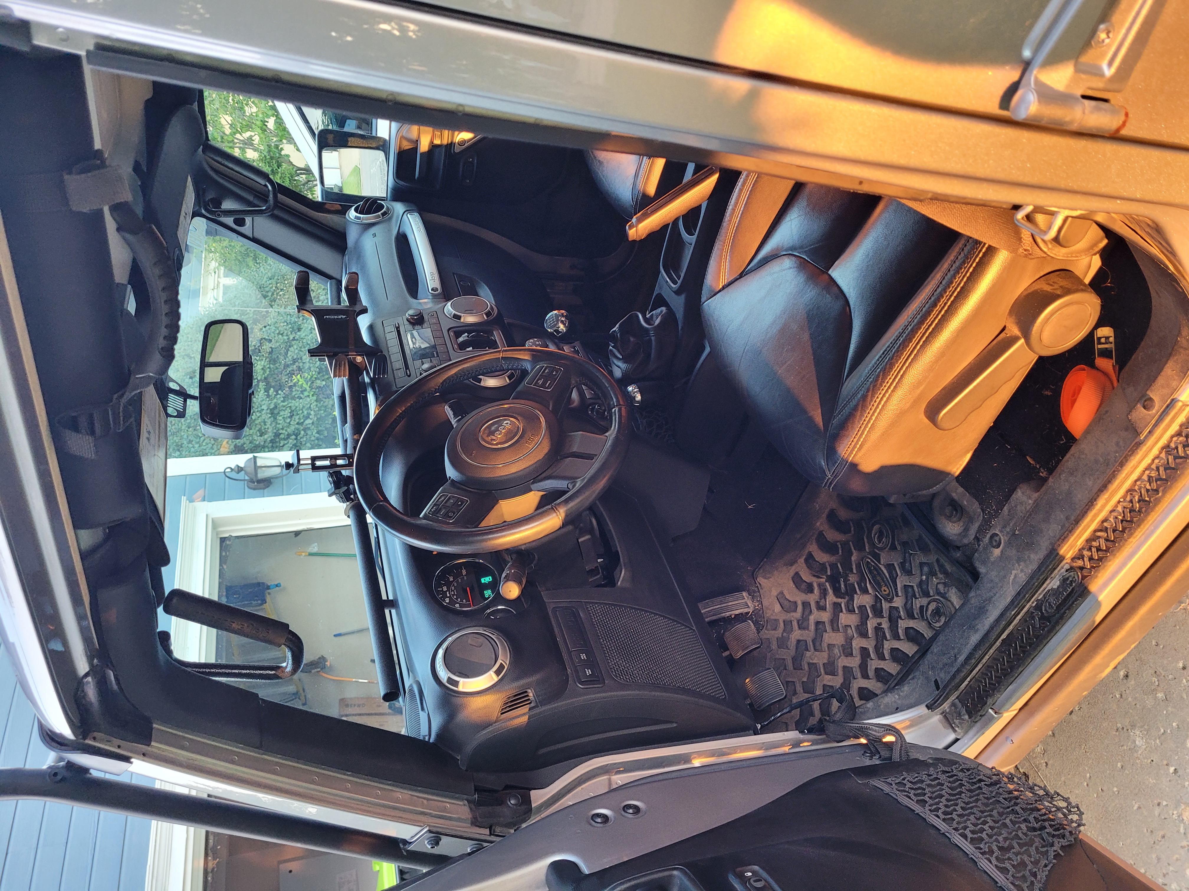 Used 2016 Jeep Wrangler Unlimited Rubicon w/ Connectivity Group AWD/4WD image 13