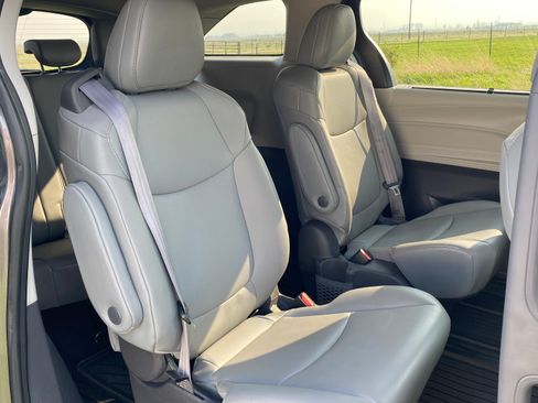 Used 2021 Toyota Sienna XLE FWD image 13