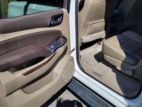 Used 2020 Chevrolet Suburban LT w/ Luxury Package image 8