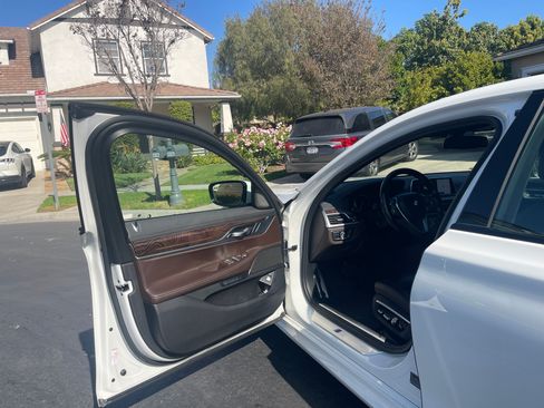 Used 2017 BMW 740i image 17