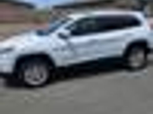 Used 2017 Jeep Cherokee Latitude image 9