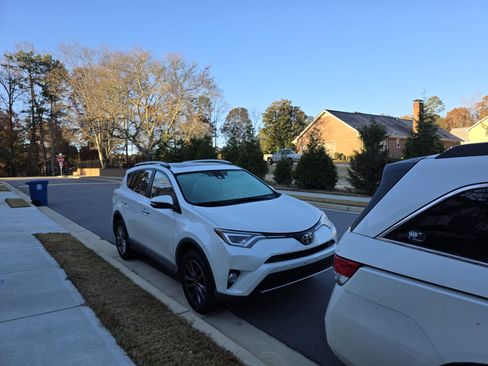 Used 2017 Toyota RAV4 Limited image 1