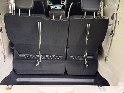 Used 2022 Chrysler Pacifica Touring-L FWD image 19