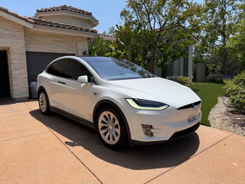Used 2018 Tesla Model X 75D AWD/4WD image 2