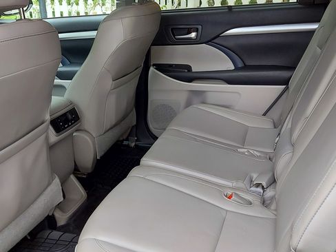 Used 2016 Toyota Highlander XLE image 8