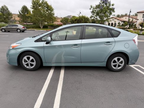 Used 2014 Toyota Prius Two FWD image 2